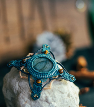 Barrette en macramé avec une Labradorite en son centre et de l’Œil de Tigre.
